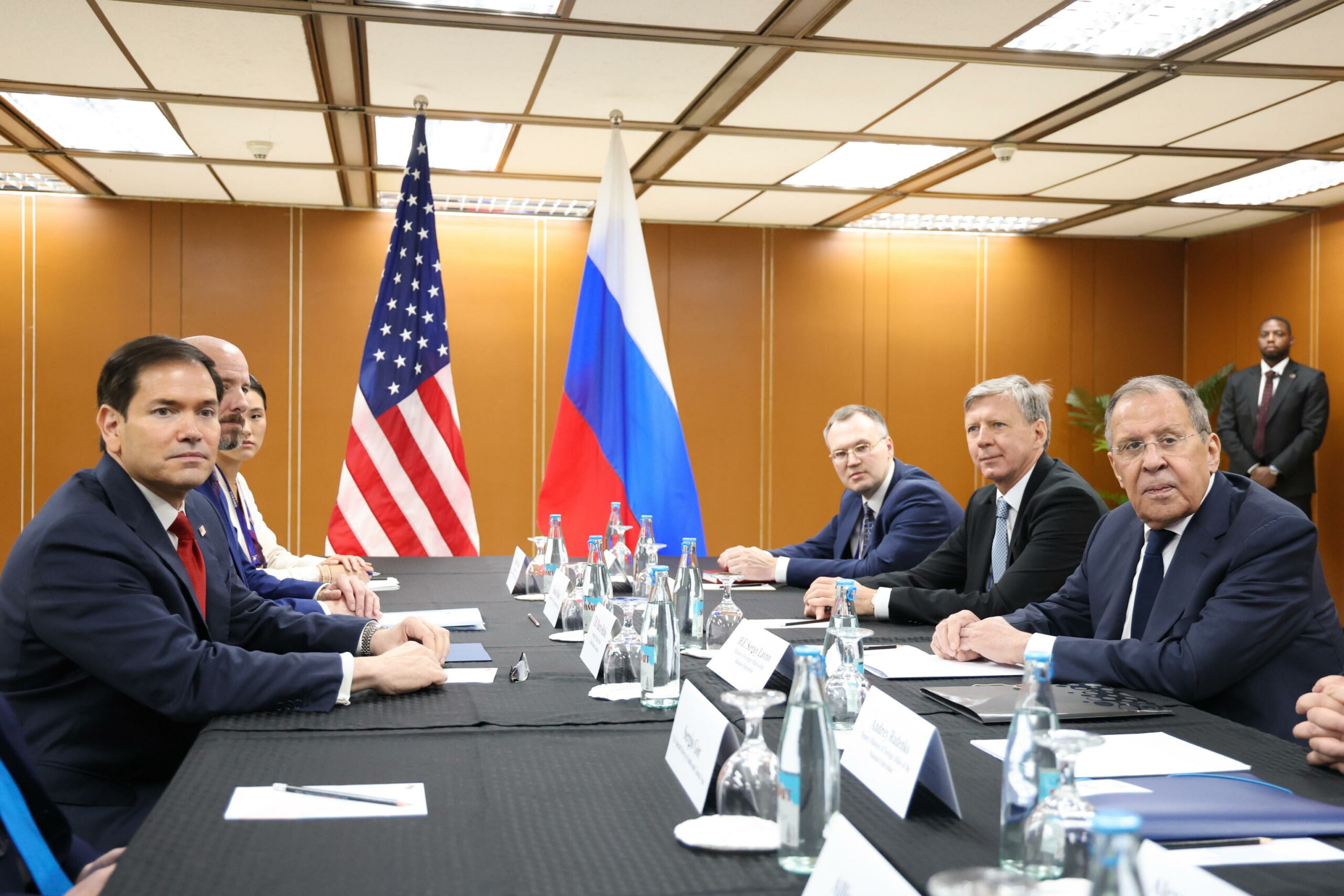 Ucraina: USA impegnati a terminare guerra dopo incontro Lavrov-Rubio, Zelensky parla con inviati USA e discute di armi