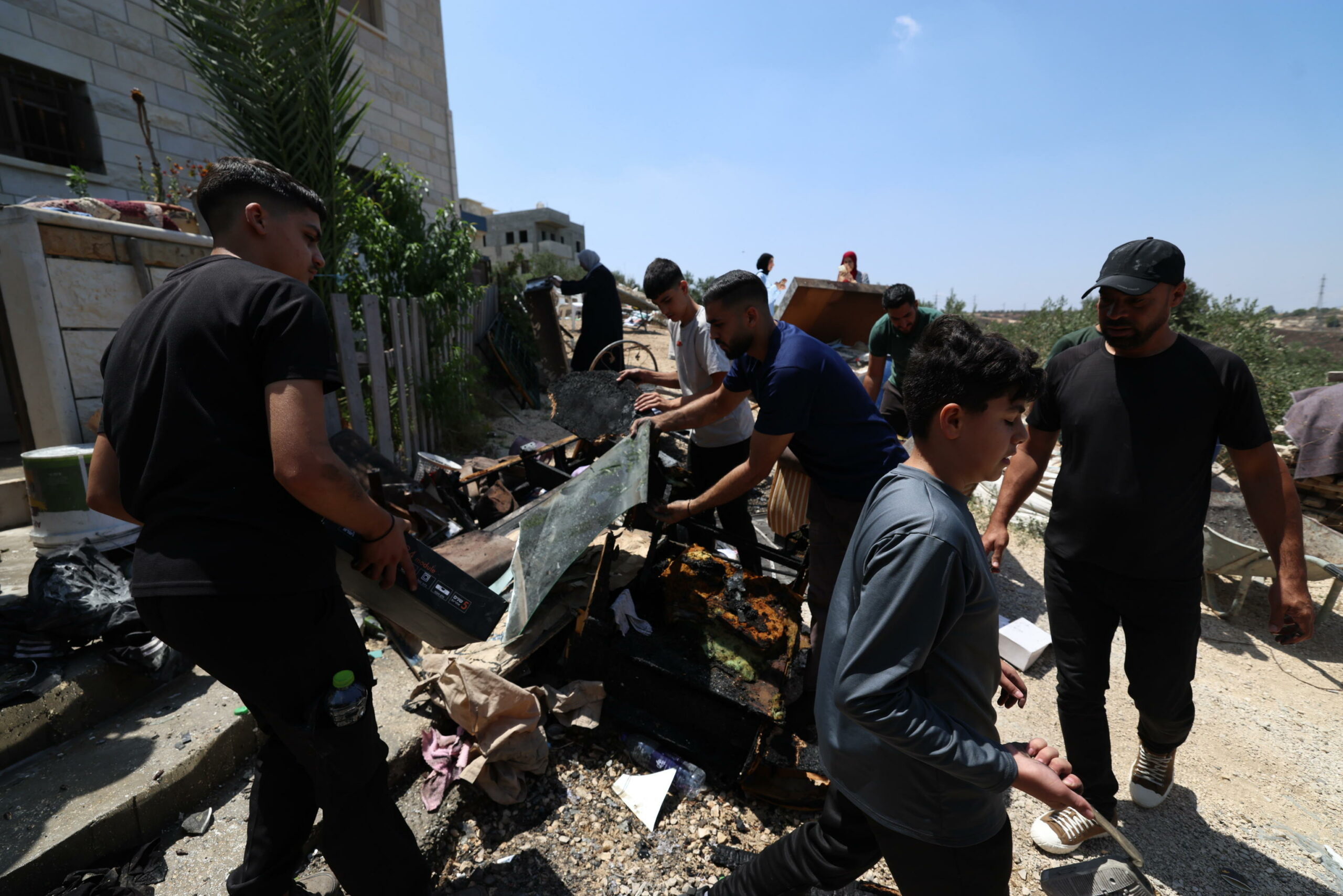 Cisgiordania: coloni israeliani incendiano due moschee dopo violenze