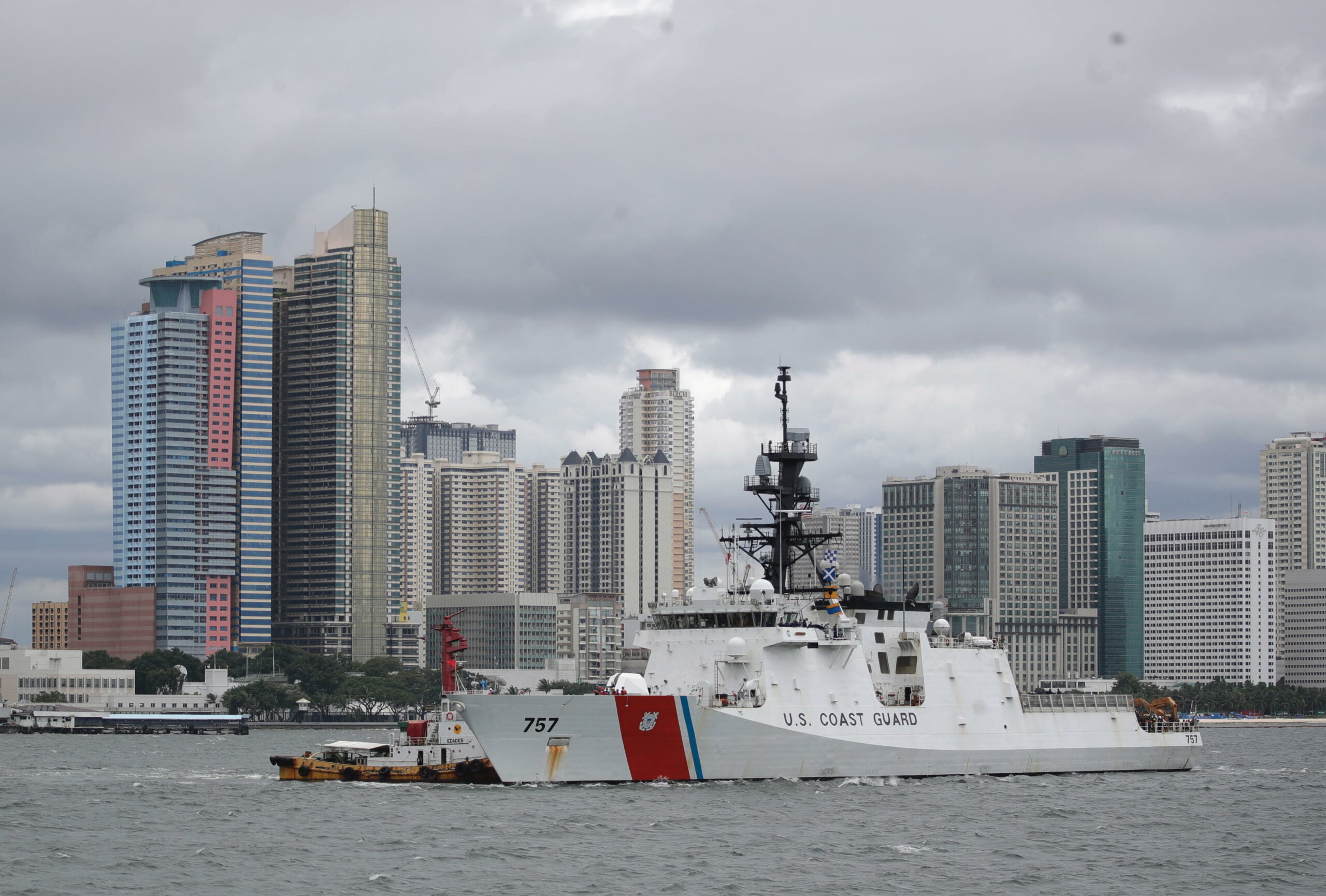 Filippine inviano la nave e l’aereo più grandi per allontanare imbarcazione cinese nelle acque vicino a Taiwan