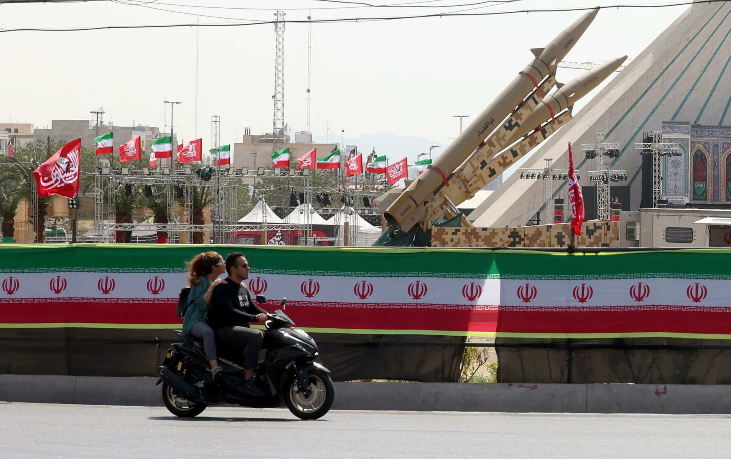 Iran colpisce petroliere sotto scorta USA nello Stretto di Hormuz