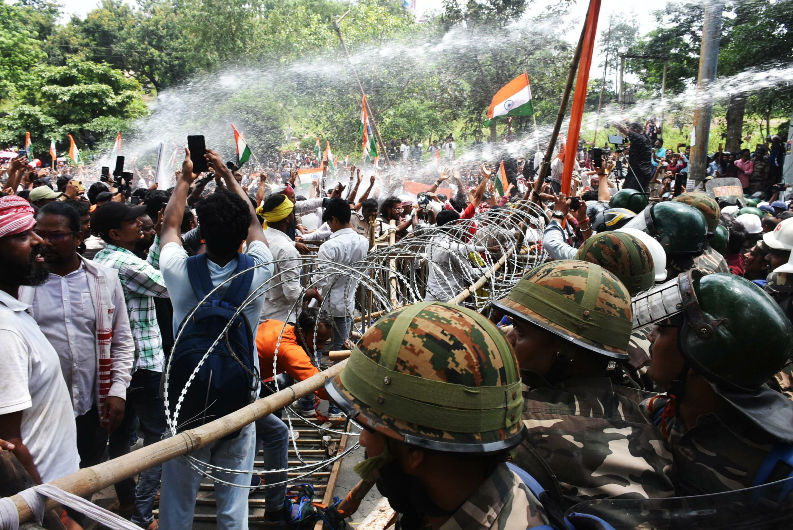 India: polizia usa gas lacrimogeni e manganelli per disperdere giovani manifestanti