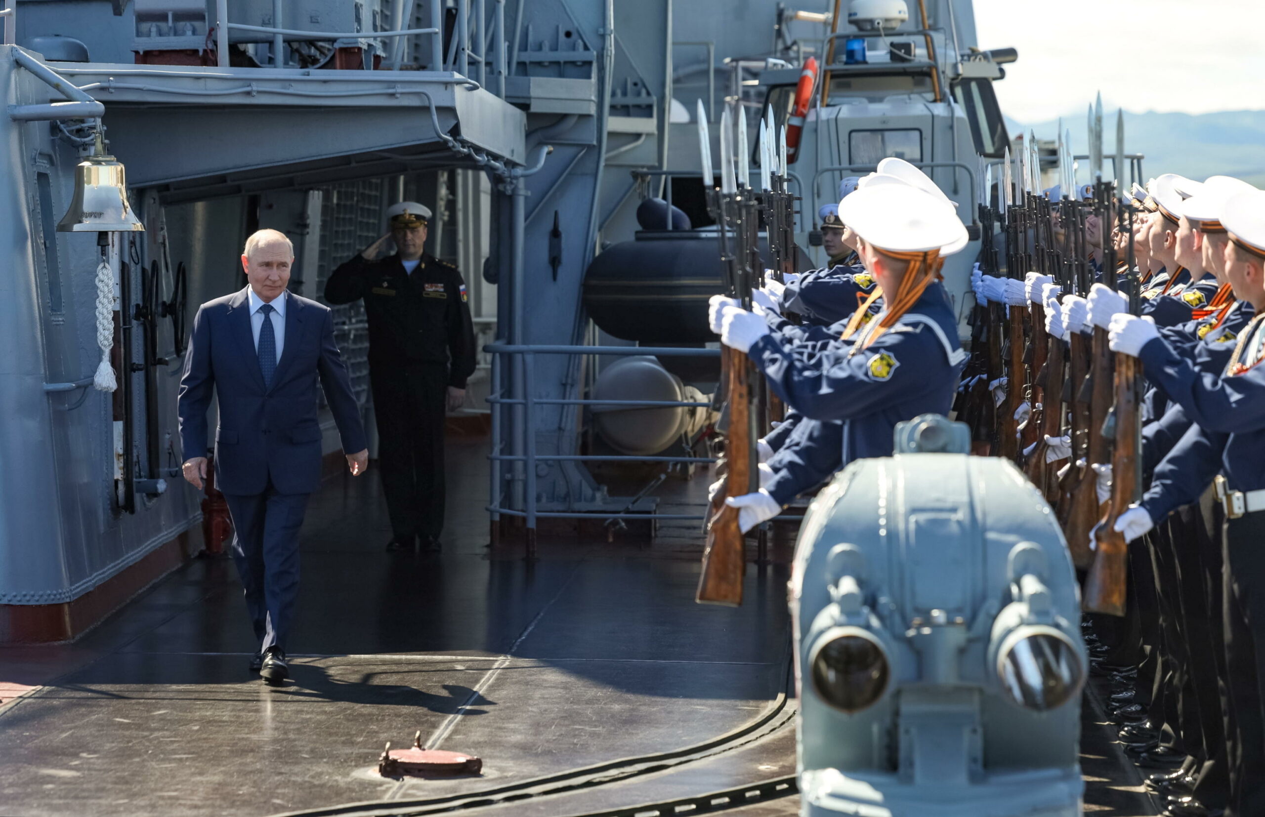 Russia invia 4 navi da guerra missilistiche vicino al Giappone dopo visita di Putin alle Curili
