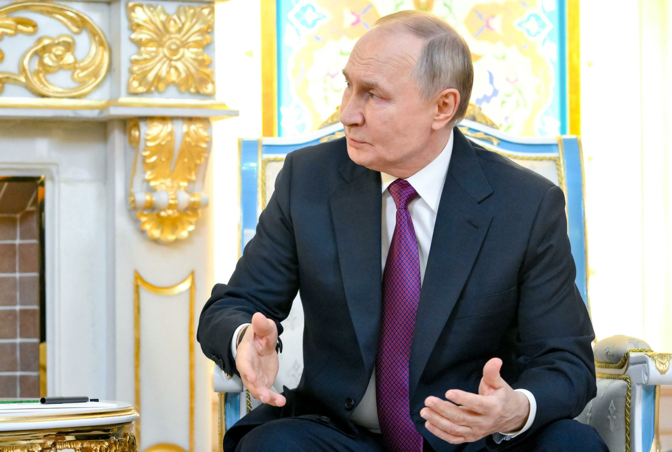 Putin afferma che la Russia sta vincendo sul campo di battaglia e non negozierà con i “terroristi”