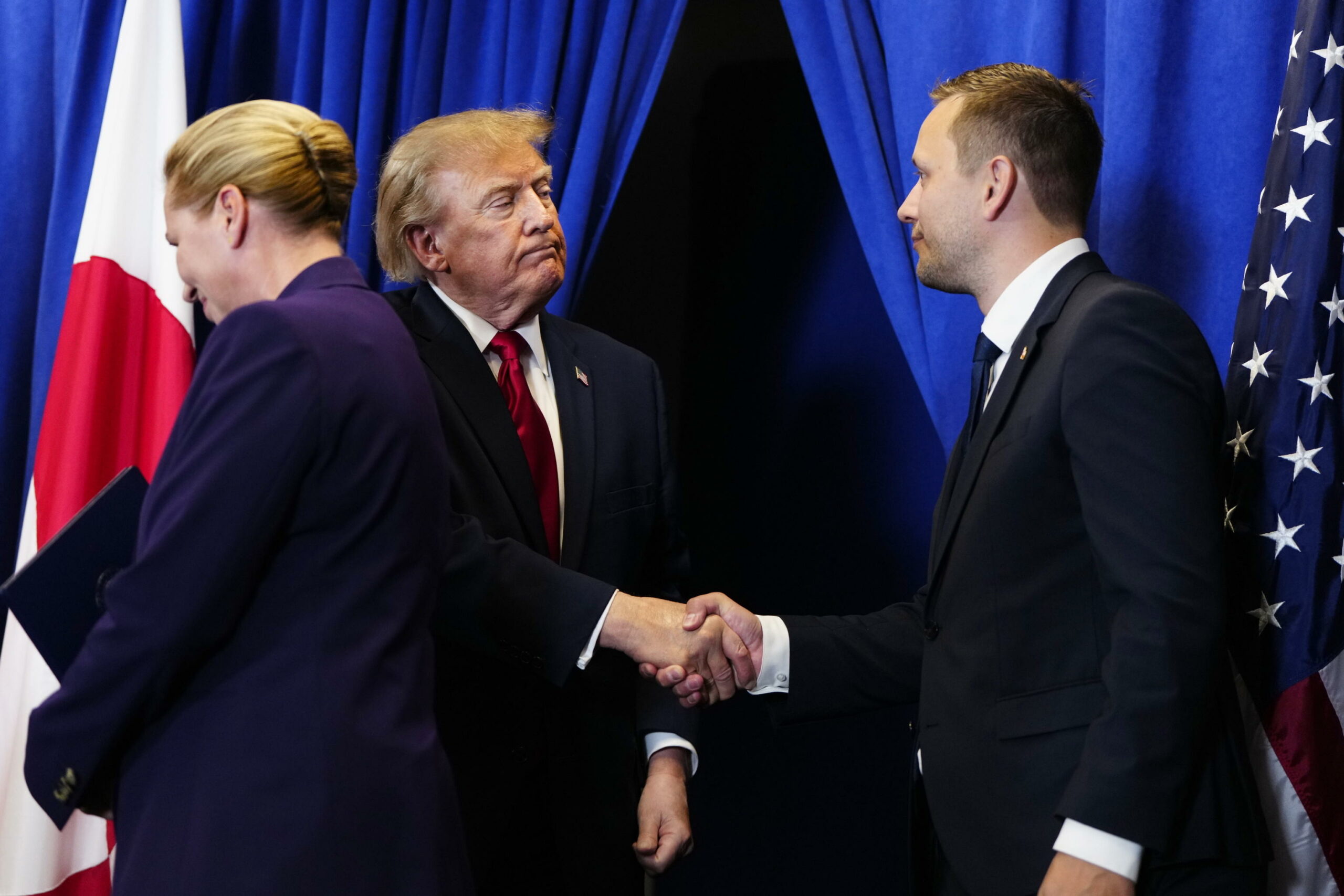 Trump firma accordo su Groenlandia che consente agli USA di espandere presenza militare