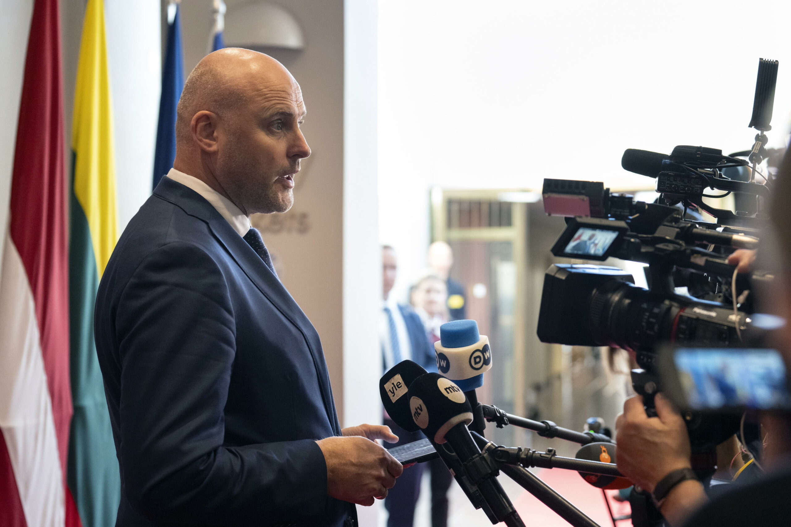 Lettonia avvia colloqui su iniziativa deterrenza nucleare francese, Lituania ospita nuove truppe USA