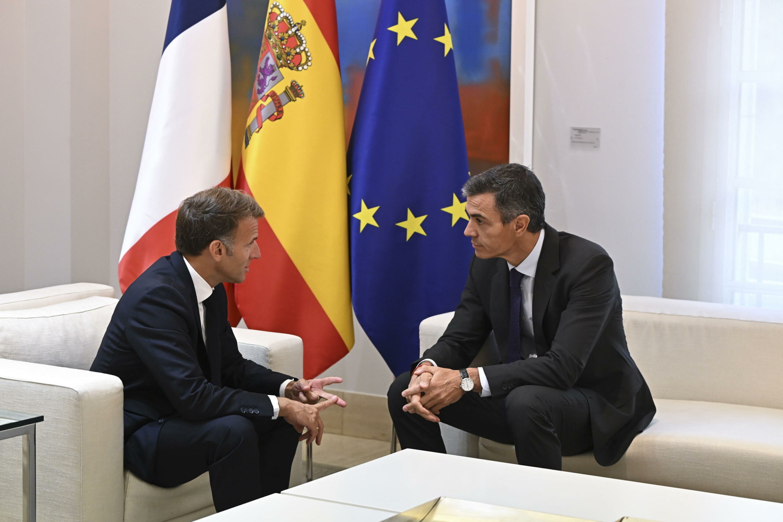Macron e Sanchez affermano che il Regno Unito sarebbe di nuovo il “benvenuto” nell’UE