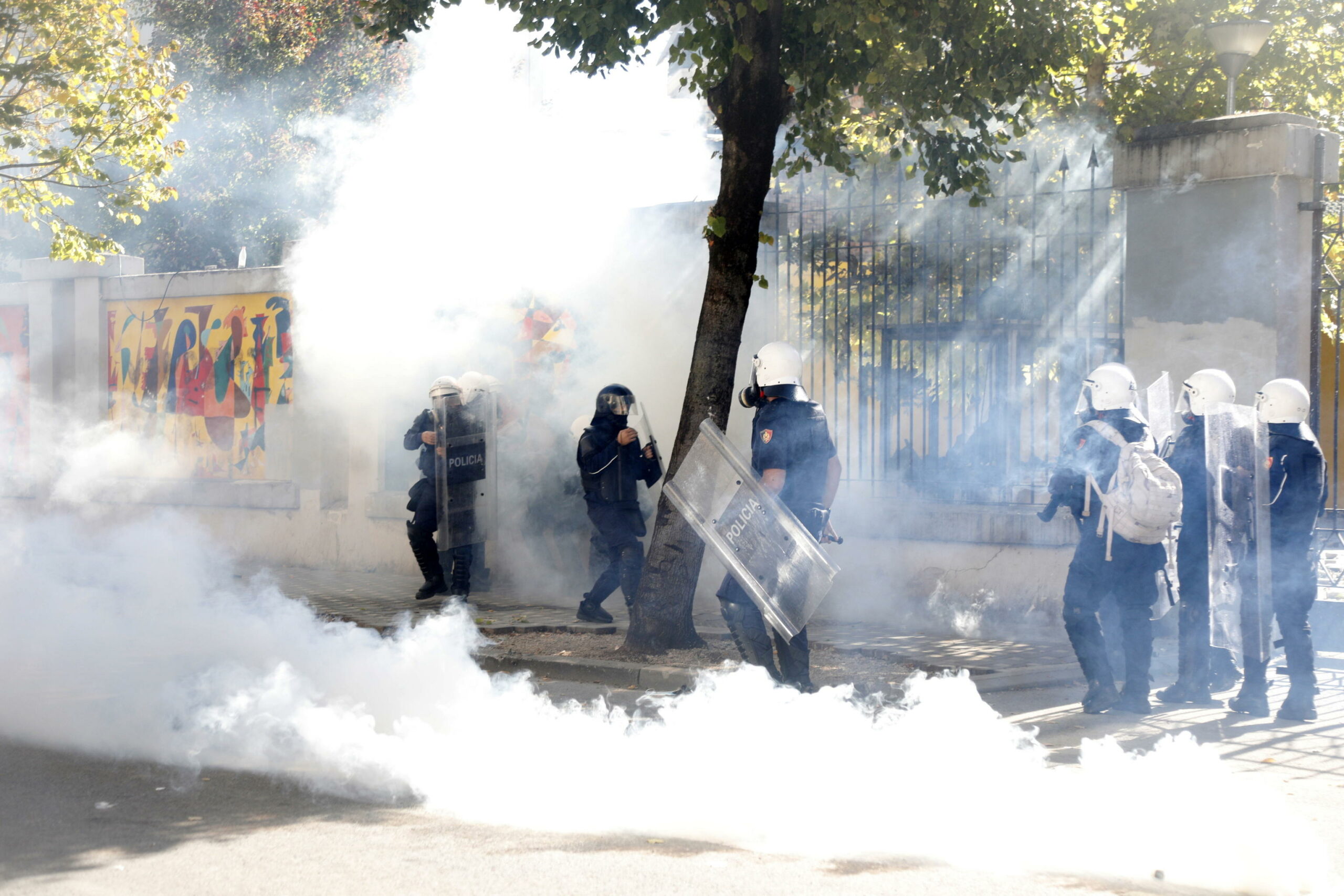 Disordini e mobilitazioni sociali ispiratisi alle proteste francesi si intensificano in Europa
