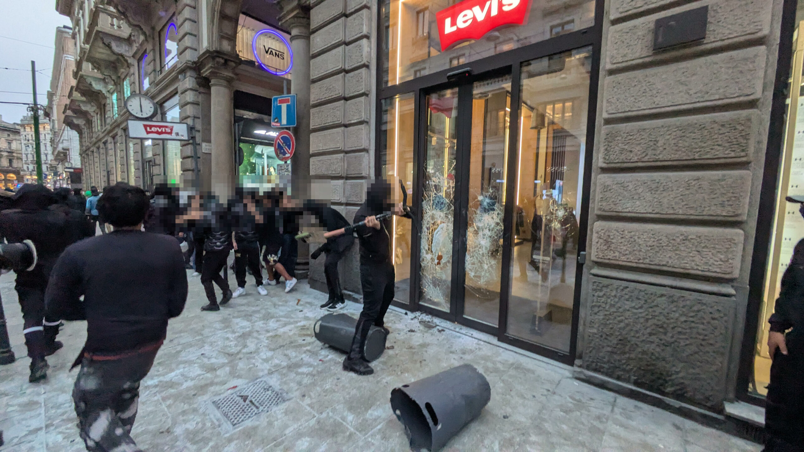 Mobilitazioni e violenze in Europa: Francia schiererà truppe, Italia approva leggi antisommossa più severe
