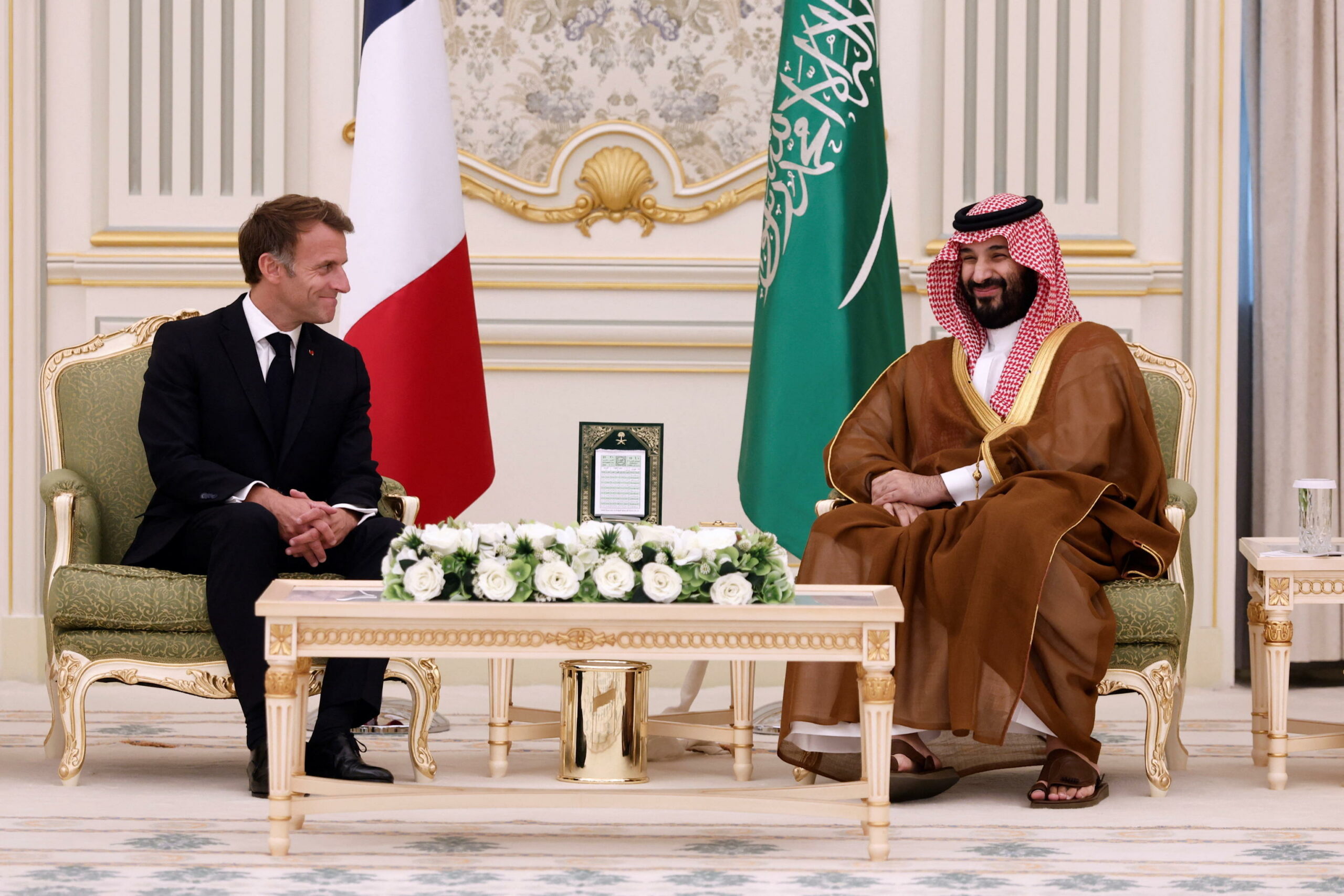 Riad promette altro diesel alla Francia durante visita di Macron