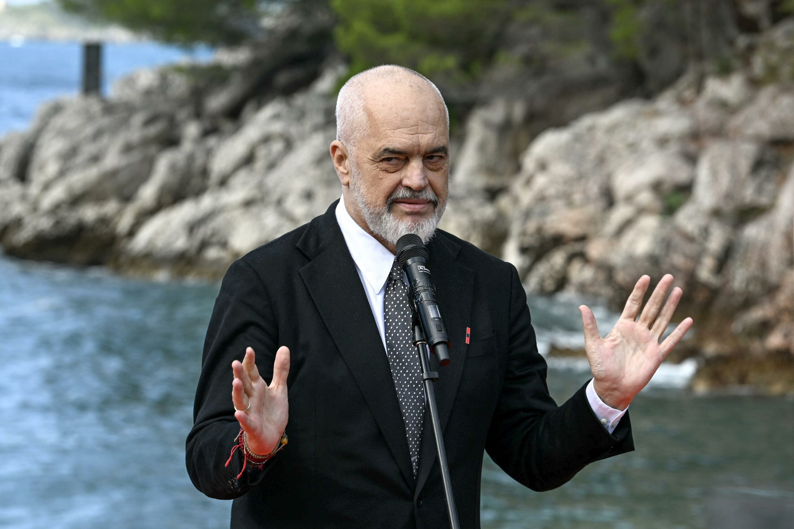 Albania: scontri tra parlamentari opposizione e partito al governo a causa delle proteste studentesche